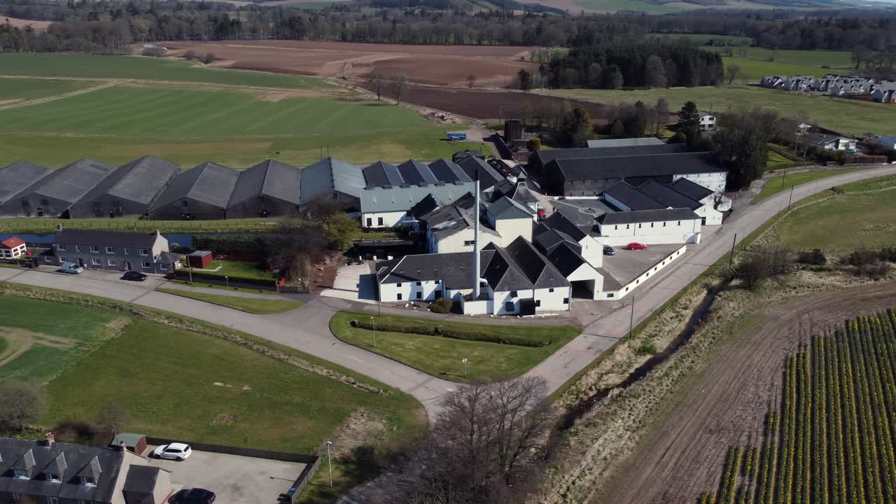 vista aérea de la destilería de whisky fettercairn en un soleado día de primavera, aberdeenshire, escocia