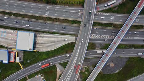 una vista de pájaro del tráfico en una carretera