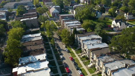 Vista-Aérea-De-Una-Calle-De-La-Ciudad-En-El-Lado-Sur-De-Chicago-En-Verano