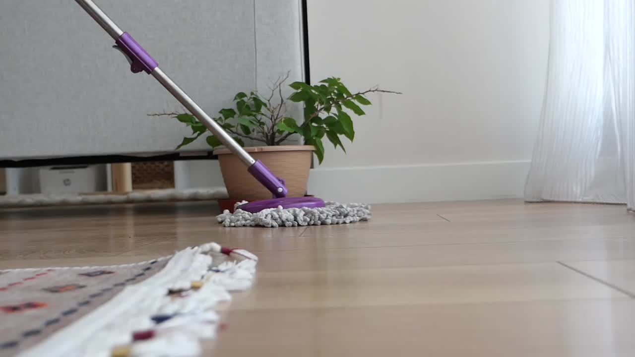 으로 바닥을 청소하는 것