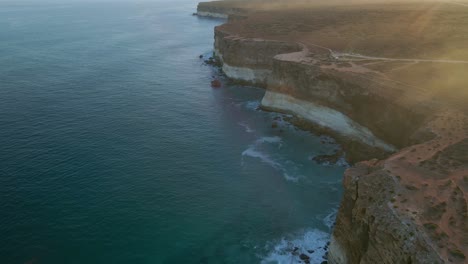 Vista-Superior-De-Los-Acantilados-De-Nullarbor-Junto-Al-Mar-En-El-Sur-De-Australia-Durante-El-Día.