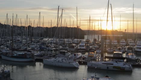 granville, jersey - el puerto de granville con cientos de botes descansando sobre él - tiro inclinado