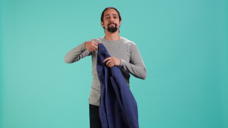 hombre con chaqueta mirando a su alrededor, mostrando curiosidad por los alrededores