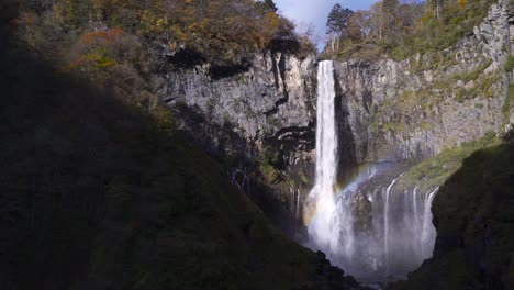 Kippen-Sie-über-Wunderschöne,-Weit-Offene-Wasserfälle-Mit-Regenbogen--Und-Herbstfarben