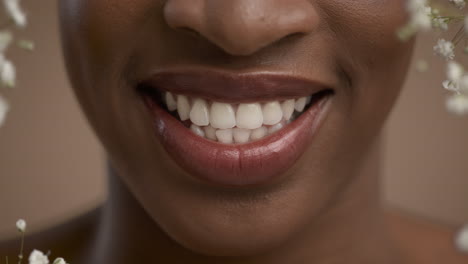 close-up de uma mulher sorrindo com flores