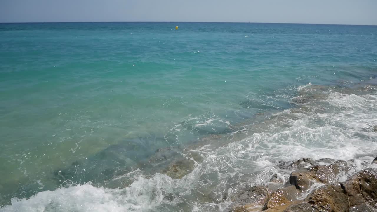 Acqua di mare che si infrange sulle rocce lungo la costa