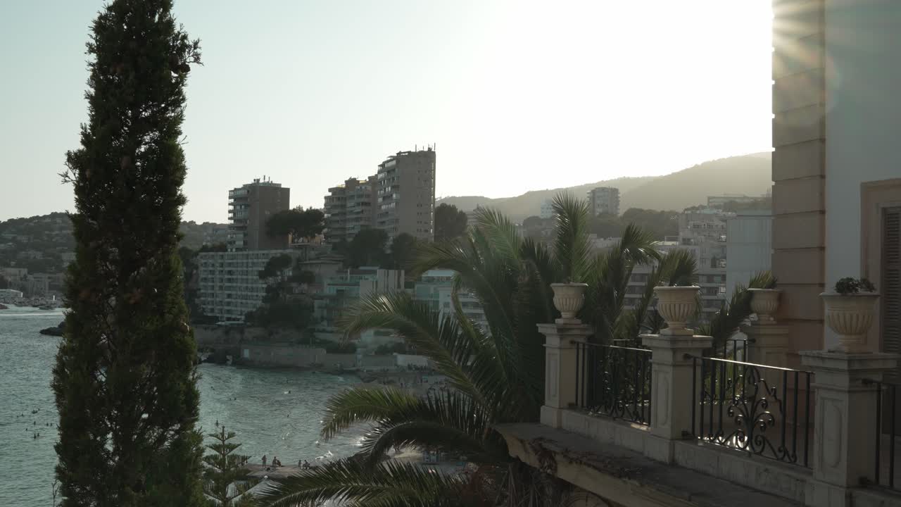Vista soleggiata di città costiera da una terrazza a Cala Major, Maiorca