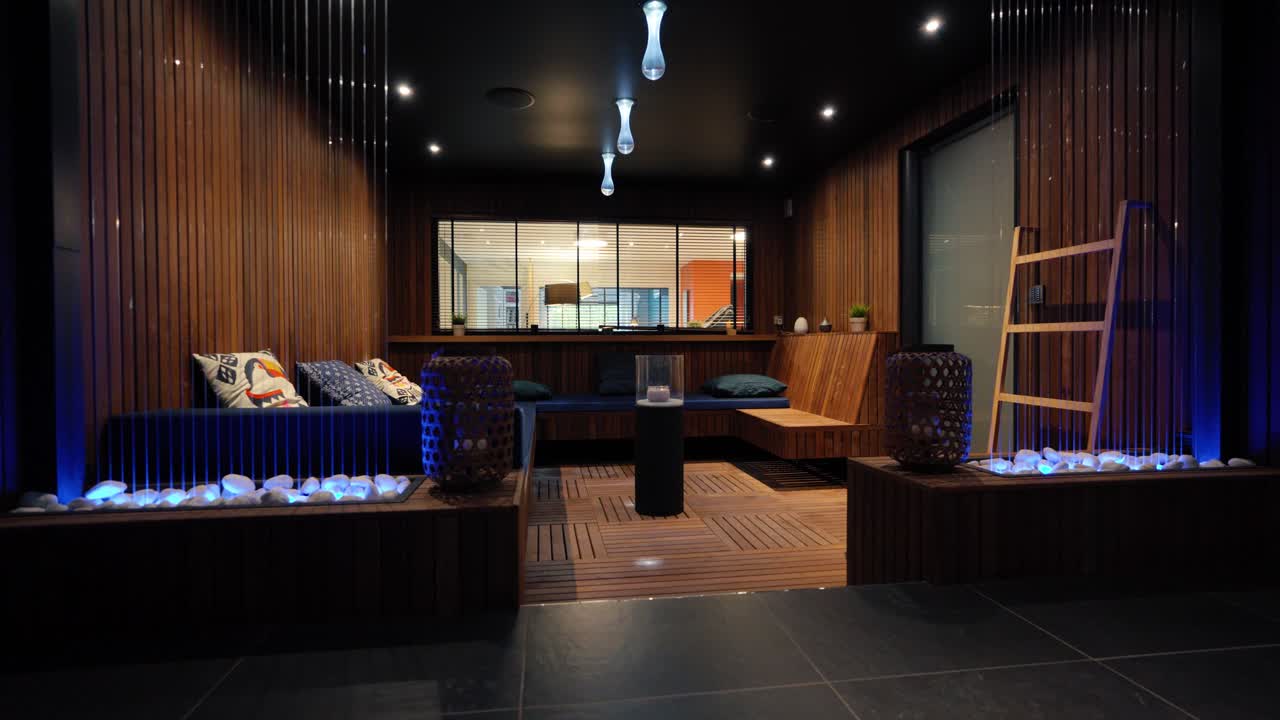 프랑스 의 한 빌라 의 목조 외관 의 좌석 지역 의 느린 도 촬영