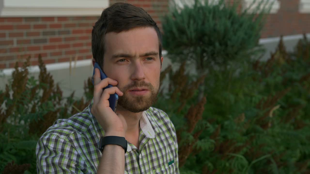 야외에서 전화 통화하는 남자