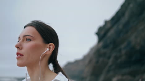 Porträt-Einer-Schönen-Frau,-Die-Am-Strand-Kopfhörer-Für-Musik-Hört.-Mädchen-Genießt-Lieder