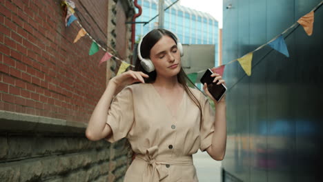 woman dancing in an urban alley