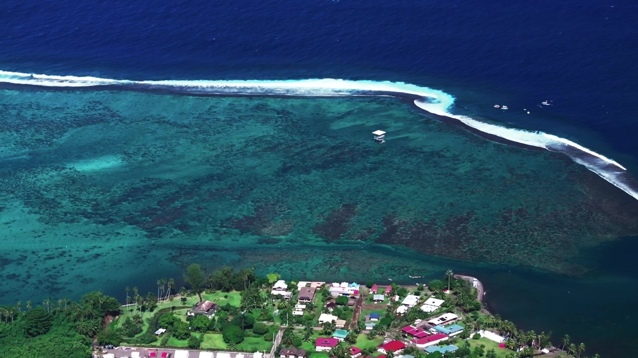Frangente di barriera corallina, onda di Teahupoo, Tahiti, Polinesia Francese. Vista aerea da drone in parallasse della costa, canale soleggiato mattutino. Papeete, Olimpiadi di Parigi 2024. Surf, surfista, luogo, giudice, torre, cerchio, movimento in parallasse a destra.