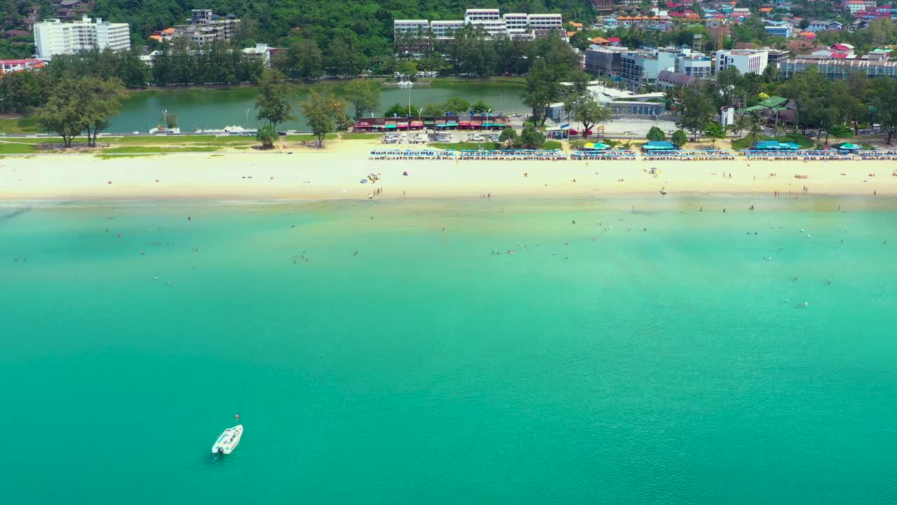 día soleado playa de la isla de phuket panorama aéreo 4k tailandia