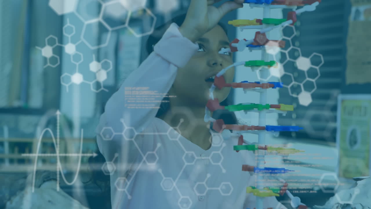 estructuras químicas y procesamiento de datos contra la niña tocando el modelo de estructura de adn en el laboratorio