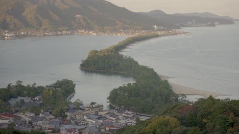 banco de arena cubierto de pino amanohashidate, kyoto, japón