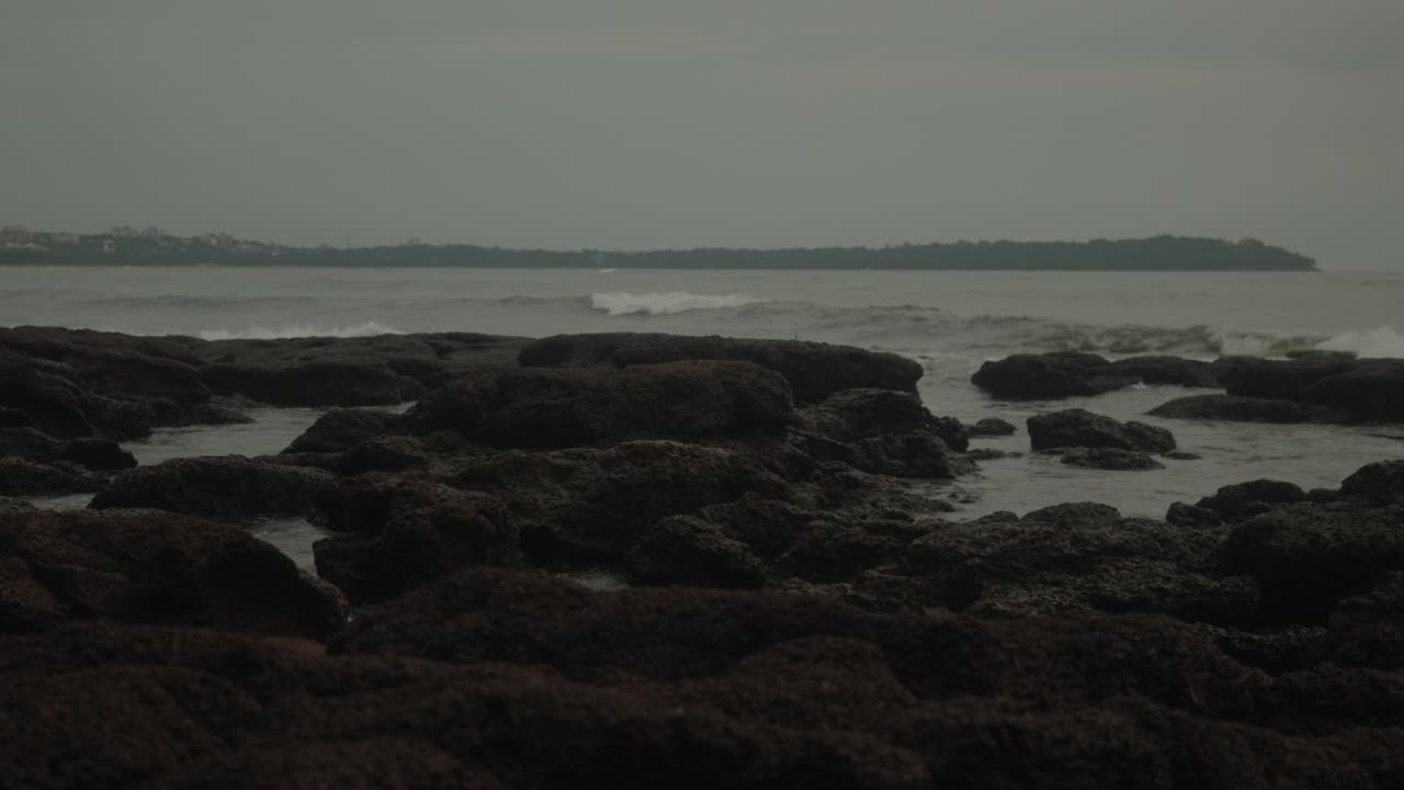 toma cinematográfica de una playa tropical volcánica en la costa india durante la temporada de lluvias