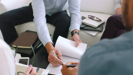 personas de negocios firmando documentos