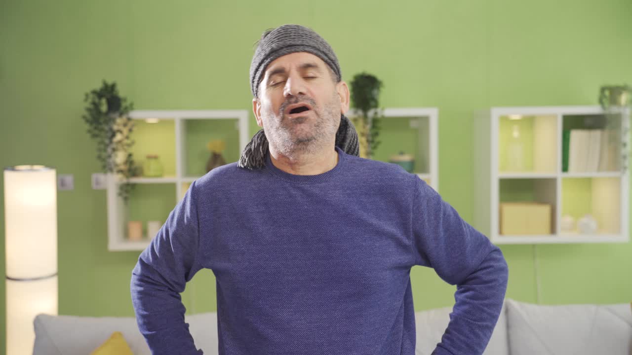 노인은 목이  ⁇ 해지고 집에서 운동하는 동안 부상을 입었습니다.