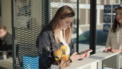 gerente de servicio de automóviles caminando por la oficina