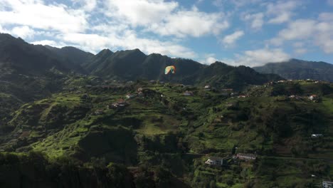 parapente recreativo sobre montañas pintorescas en madeira, antena
