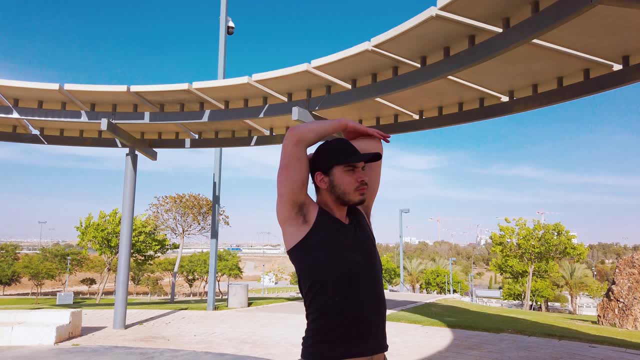 공원에서 스트레칭하는 남자