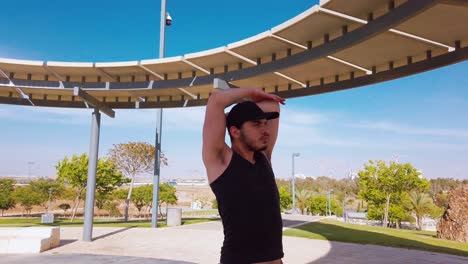 hombre estirándose en un parque