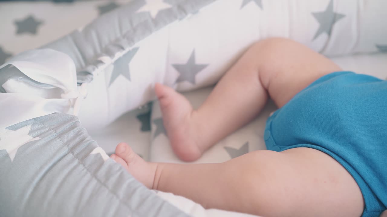 passato il bozzolo di movimento con adorabile bambino succhiare dump nella culla