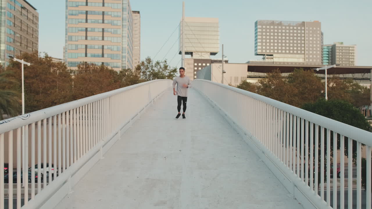 도시 의 다리 에서 달리는 사람