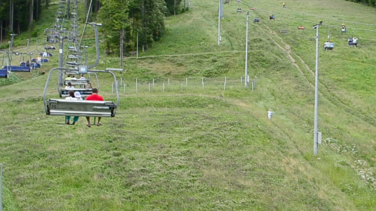 Stazione sciistica in estate, Bukovel. Skilift. Carpazi in estate