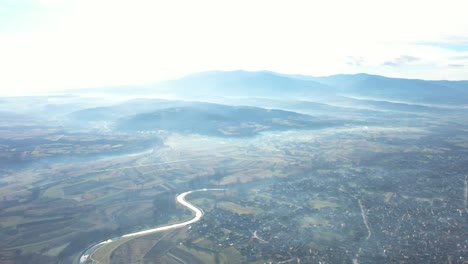 在山前村莊和河流的空中景色 4k 視頻無人機