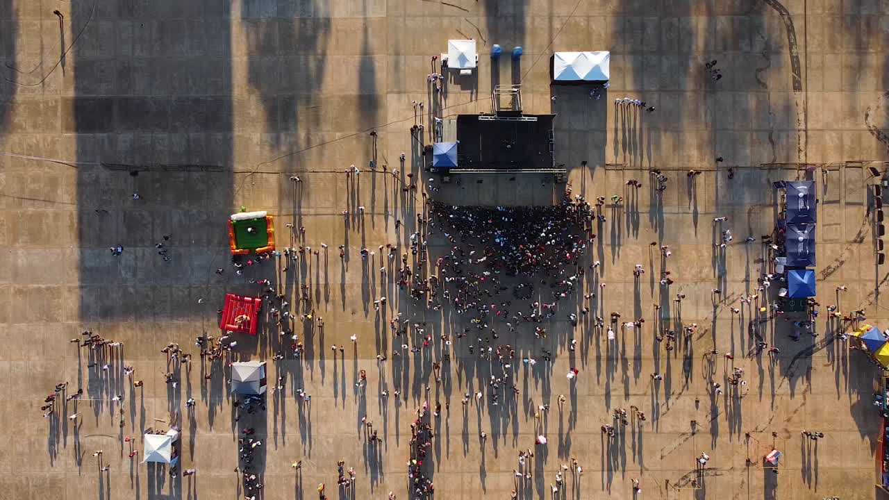 아르헨티나 의 포사다스, 미시아스 에서 열린 야외 축제 에 참석 한 사람 들 의 무리 의 위 아래 로의 공중 사진