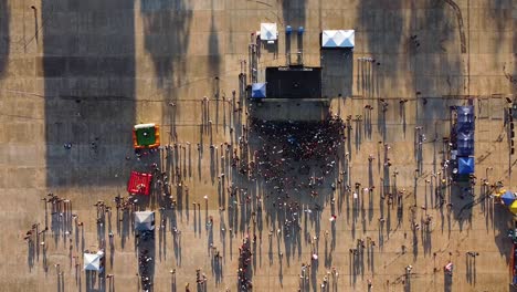 vista aérea de arriba hacia abajo de una multitud de personas en un festival al aire libre en posadas, misiones, argentina