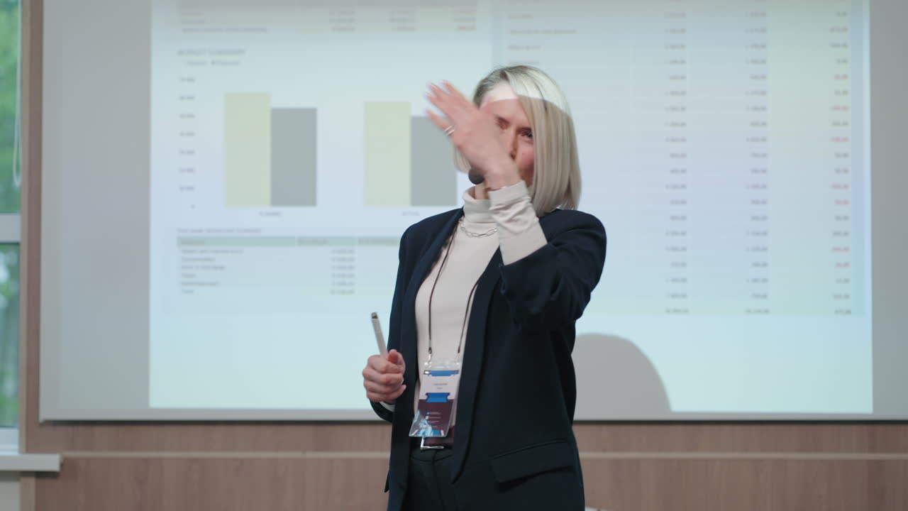 retrato de una mujer carismática gerente superior en la sala de conferencias contra gráficos y tablas