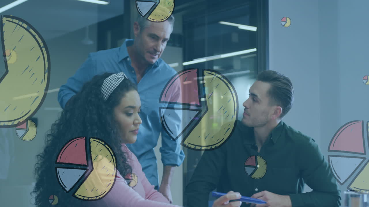 animación de gráficos de pastel flotando contra un grupo de diversos colegas discutiendo en la oficina