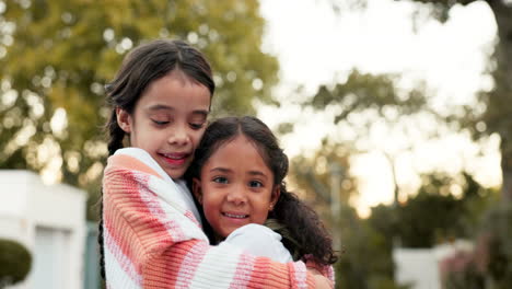 Abrazo,-Cara-Y-Hermanas-Al-Aire-Libre