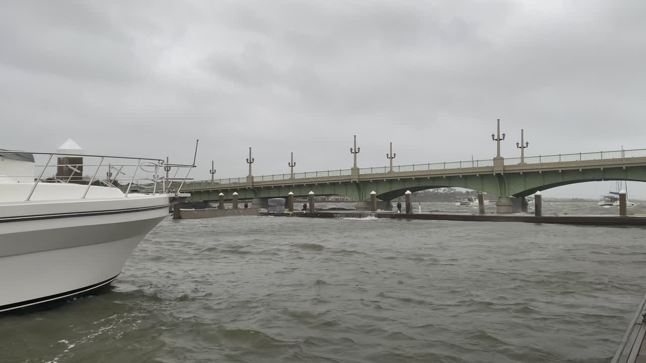 허리케인 파도가 마리나 도크에 부 ⁇ 히면서 폭풍의 눈이 육지에 도달합니다.