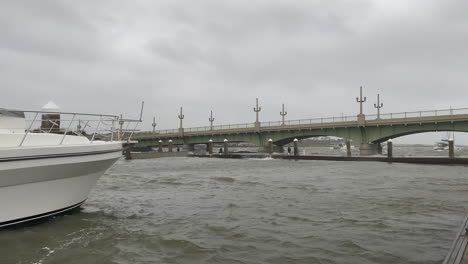 la oleada del huracán golpea el muelle de la marina mientras el ojo de la tormenta toca tierra