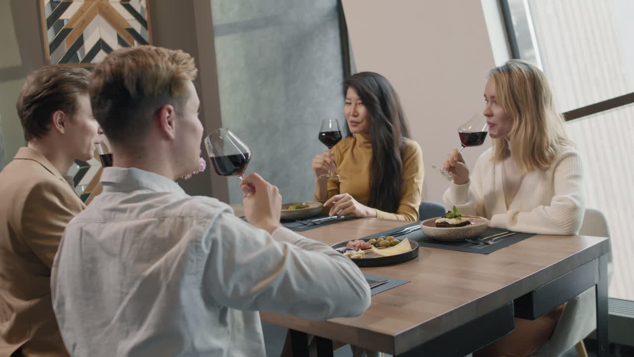 저녁 식사를 즐기는 친구들