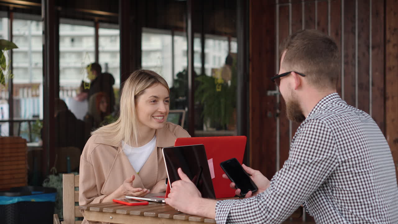 pareja de negocios trabajando en un café al aire libre