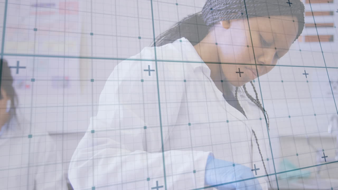 animación de una pantalla digital sobre una trabajadora de laboratorio afroamericana con una muestra