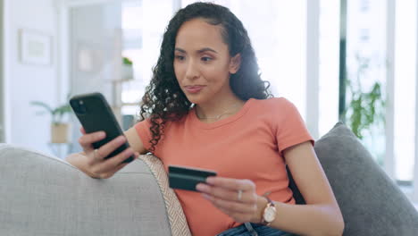 mujer feliz, teléfono y tarjeta de crédito para el comercio electrónico