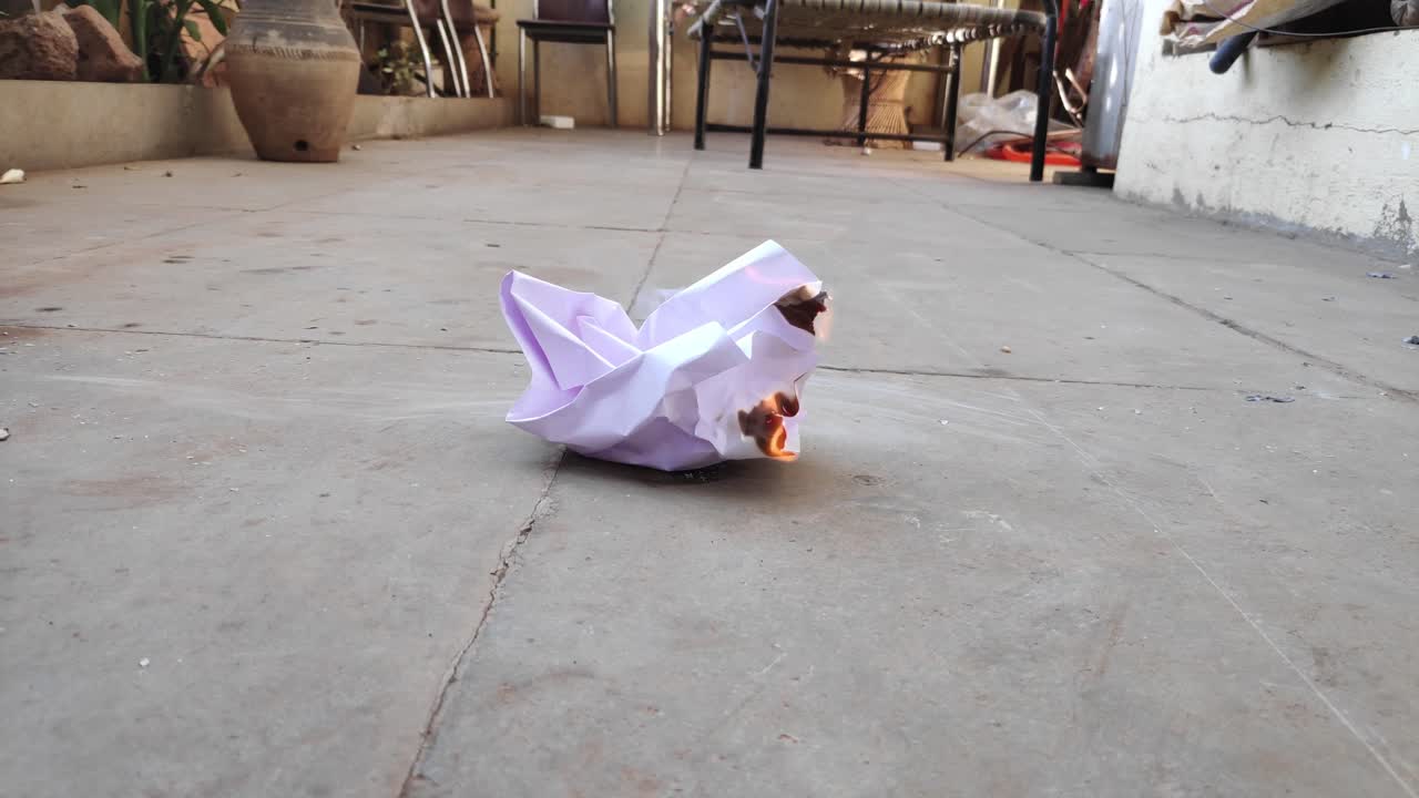 종이에 불을 붙이다