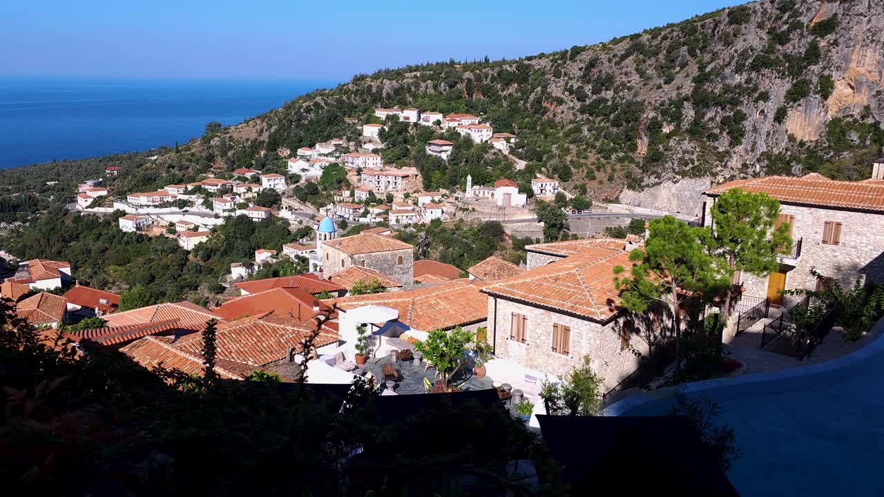 tranquilo pueblo de montaña: su refugio de vacaciones de verano con vistas tranquilas al mar y a la serena belleza alpina