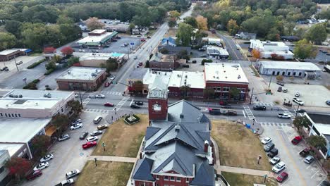 la ciudad de jackson en el estado de ga utilizada para cosas más extrañas como "hawkins del centro" parte 3 - edificios y tránsito conduciendo y estacionados durante la mañana