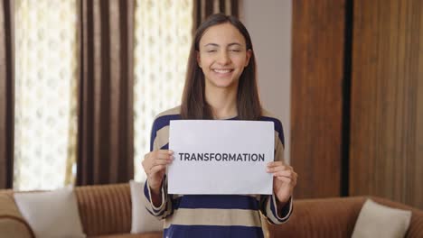 mujer india feliz sosteniendo una pancarta de transformación