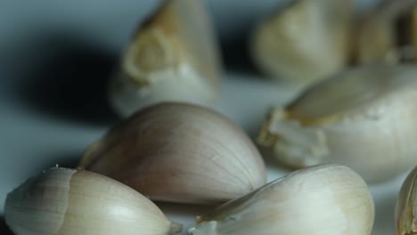 Girando-Hacia-La-Izquierda-Mientras-Uno-Se-Balancea-En-El-Plato,-Ajo,-Allium-Sativum