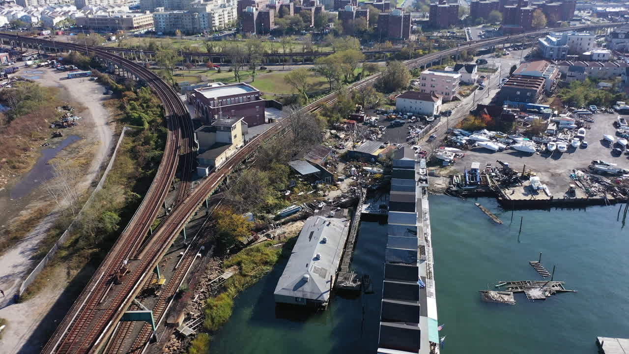 퀸즈, 뉴욕의 풀이 무성한 만 상공에서 공중 촬영