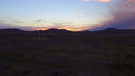 Un-Dron-Cinematográfico-Disparó-Volando-Sobre-Un-Campo-Al-Atardecer