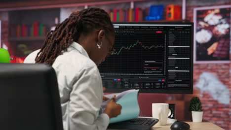 day trader using pc to sell stocks, aiming to capitalize on market trends