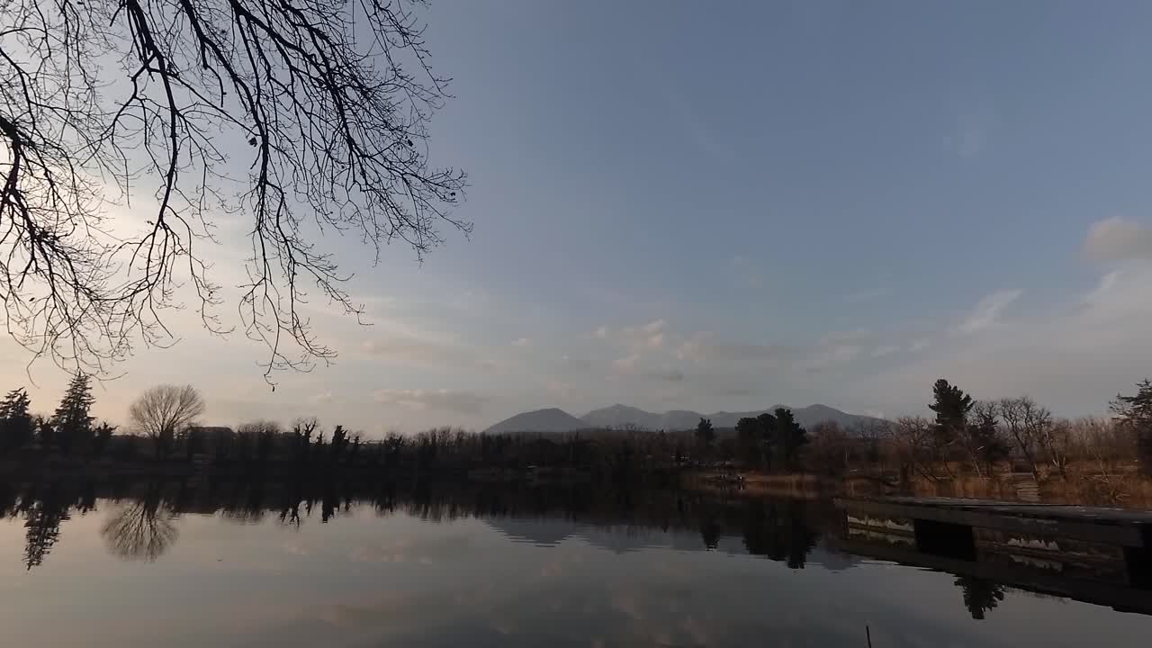 푸른 하늘, 흰 구름, 낚시를 위한 멋진 부두가 있는 편안한 하루에 저속 호수
